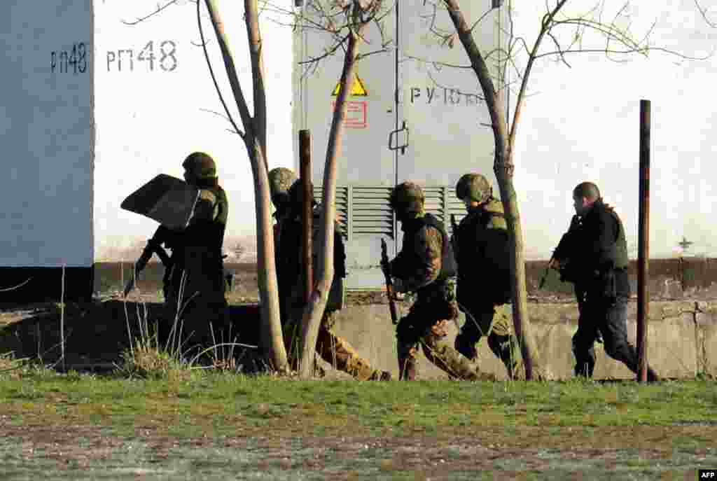 Подразделения российской армии продолжают блокировать воинские части Вооруженных сил Украины в Крыму