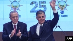 İzmir Böyükşəhər Bələdiyyə sədri Cəmil Tuqay Ankarada AKP deputatları ilə görüşdə Türkiyə prezidenti Rəcəb Tayyib Ərdoğanla birlikdə zalı salamlayır.