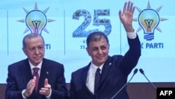 Թուրքիայի նախագահ Ռեջեփ Էրդողանը և Իզմիրի քաղաքապետ Ջեմիլ Թուգայը  «Արդարություն և զարգացում» կուսակցության Անկարայի գրասենյակում այսօրվա  արարողության ժամանակ