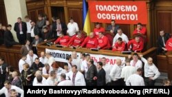 Опозиція блокує парламентську трибуну, 19 лютого 2013 року