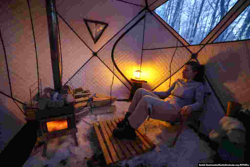 Baie mobilă și cort gonflabil mare și încălzit, pus la dispoziție de autorități gratis locuitorilor Kievului, în timpul întreruperii curentului electric, pe 16 ianuarie.