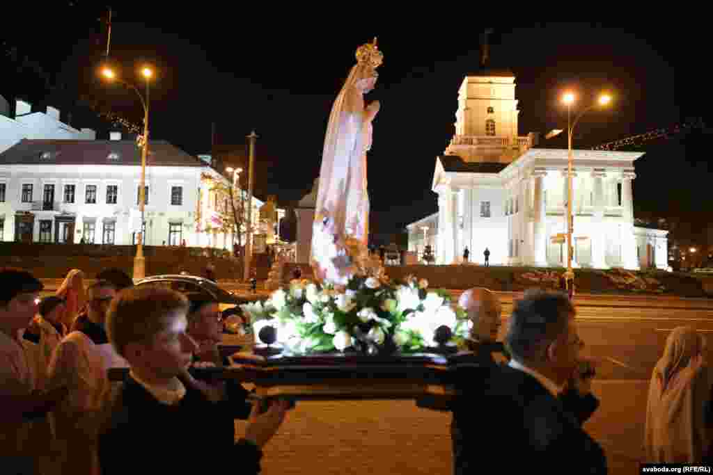 Працэсія ля Касьцёла сьв. Дзевы Марыі ў Менску з адной зь вялікіх каталіцкіх сьвятыняў &ndash; фігурай Маці Боскай Фацімскай. Фігура была асьвечаная ў Фаціме мітрапалітам Тадэвушам Кандрусевічам, а пасьля дастаўленая ў Беларусь. 13 кастрычніка 2016 г.