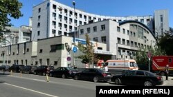 Centrul pentru Arși de la Spitalul Clinic de Urgență București este în carantină de la 1 august, după descoperirea ciupercii Candida auris la pacienți internați. Conform declarației ministrului Sănătății, Centrul va fi retrogradat la nivel de Unitate Funcțională pentru Arși.