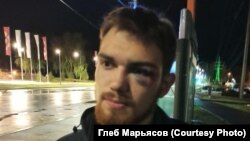 Член Либертарианской партии России Глеб Марьясов после нападения на него, архивное фото  