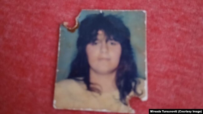 Mirsada Tursunoviç Bosniya-Herseqovinada müharibə zamanı şəxsiyyət vəsiqəsi fotosunda
