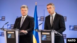 Ukrainian President Petro Poroshenko (left) and NATO Secretary-General Jens Stoltenberg after their meeting in Brussels on December 13. 