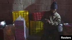 عکس یکی از دست‌فروشان در ارومیه. عکس تزئینی است.