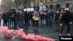 Armenia -- Opposition supporters block a street in Yerevan to demand Prime Minister Niol Pashinian's resignation, December 8, 2020.