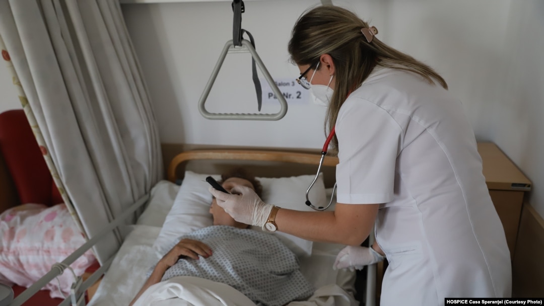 Un copil este consultat de un medic. 