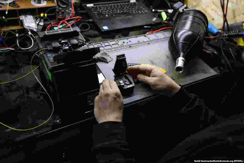 За допомогою інструмента для точного різання волокна перед зварюванням обрізають. Потім їх з’єднують у спеціальному зварювальному апараті. Після зварювання оптоволокно тестують й відправляють в роботу