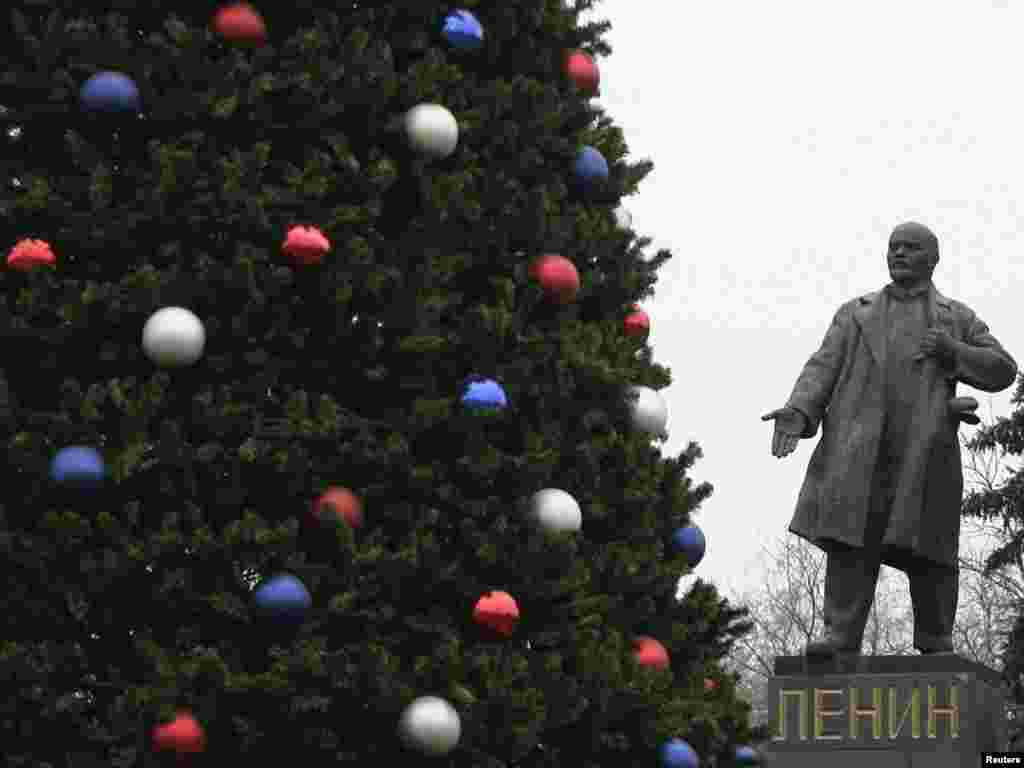 A Christmas tree next to a Lenin monument in Rostov na Donu, Russia. Photo by Vladimir Konstantinov for Reuters