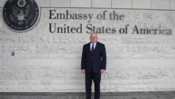 Питер Андреоли, представитель Бюро по европейским и евразийским делам Государственного департамента США, у посольства США в Тбилиси, 20.03. 2026 г.