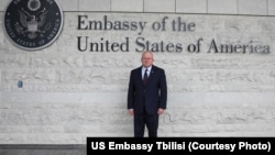 Питер Андреоли, представитель Бюро по европейским и евразийским делам Государственного департамента США, у посольства США в Тбилиси, 20.03. 2026 г.