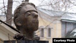 Памятник Осипу Мандельштаму в Москве. 