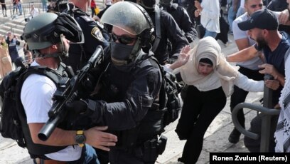 Porno tomosha qilish: Er tomosha qilayotganda xotin sikishadi Saunada qaynona va kuyovning porno video