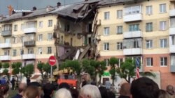 Два человека погибли при обрушении подъезда жилого дома в российском Междуреченске (видео)