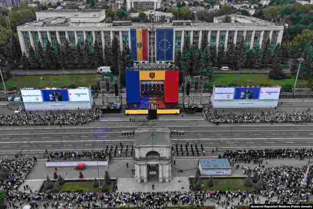 Potrivit autorităților, la parada de Ziua Independenței din centrul Chișinăului au fost în jur de 7.000 de spectatori.  