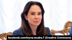 За словами адвоката, в Ірини Мудрої майже цілий день тривали обшуки, зараз вона разом з захисниками вивчає матеріали підозри