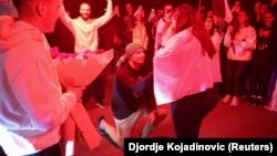 Na Mostu slobode u Novom Sadu, student iz Novog Pazara Daris Šutković verio je svoju devojku Džejlu Ahmetović.