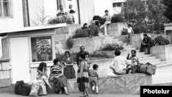 Ղարաբաղյան պատերազմի առաջին փախստականները Ստեփանակերտում, արխիվ 