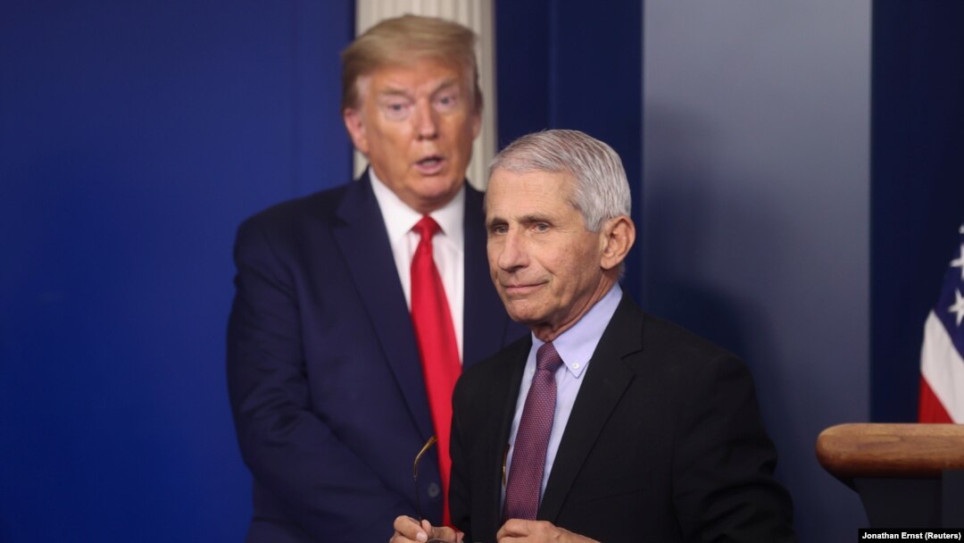 Претседателот на САД Доналд Трамп и главниот владин специјалист за заразни болести, Ентони Фаучи