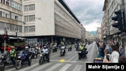 Učesnici Motomaratona Srebrenica prolaze ulicama Sarajeva, 10. juli 2025.
