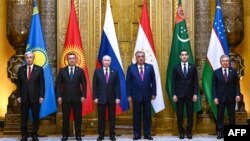 Președinții Kazahstanului -Kassym-Jomart Tokayev, Kârgâzstanului -Sadyr Japarov, Rusiei-Vladimir Putin, Tadjikistanului-Emomali Rakhmon, Turkmenistanului-Serdar Berdymukhamedov și președintele Uzbekistanului, Shavkat Mirziyoyev la Summitul Asia Centrală-Rusia, de la Dușanbe 