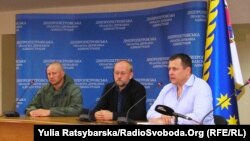 Зліва направо: Володимир «Стріла», представник батальйону «Айдар», Володимир Рубан, колишній військовий, що визволяє українців з полону, Борис Філатов, заступник голови Дніпропетровської ОДА