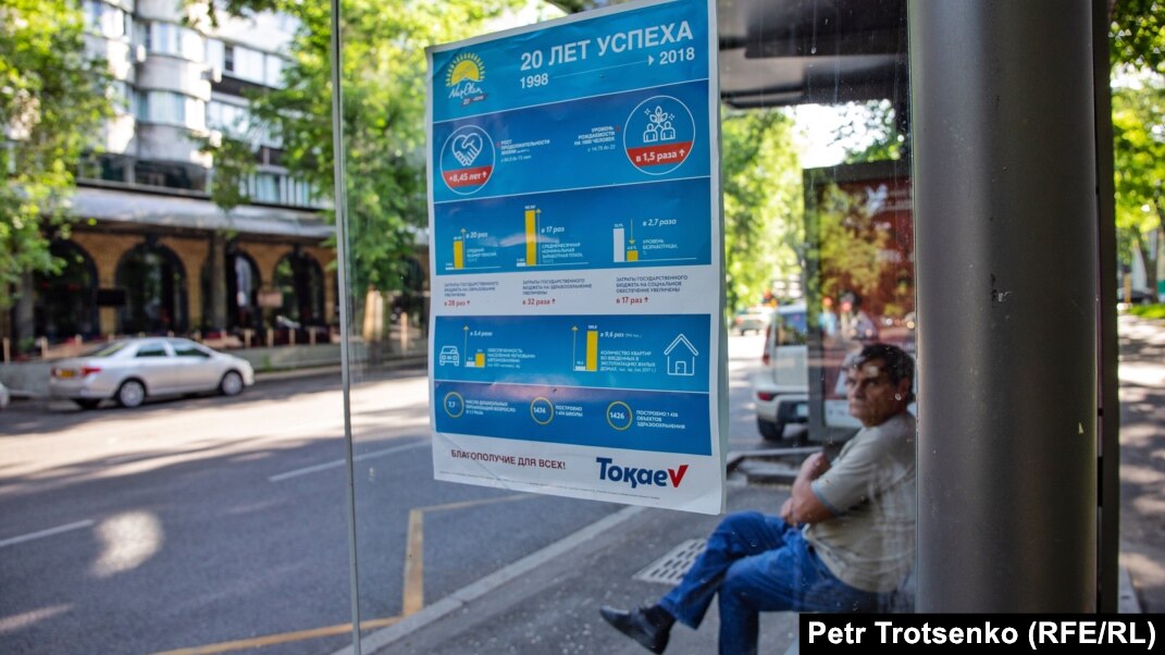 Ұшақтағы порно видеолар: Азиат стюардессасын былғады