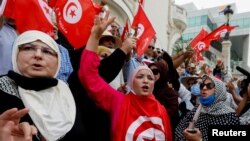 صدها تظاهرکننده تونسی روز شنبه در اعتراض به تصمیم‌های رئیس جمهوری به خیابان‌ها آمدند