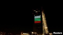 Флаг Болгарии на здании. Иллюстративное фото