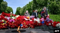 Ljudi polažu cvijeće na Grob Neznanog vojnika povodom Dana pobjede nad nacizmom u Drugom svjetskom ratu, u parku Vječne slave u Kijevu, 9. maja.