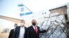 Benjamin Netanjáhú izraeli miniszterelnök és Yuli Edelstein egészségügyi miniszter egy szállítmány Pfizer-BioNTEch-oltószerrel 2021. január 10-én, Lod városa mellett Izraelben. 