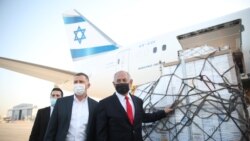 Премьер-министр Израиля Биньямин Нетаньяху встречает в аэропорту Бен Гурион самолёт с партией вакцины Pfizer, 10 января 2021 года