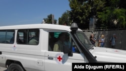 Porodice nestalih i novinari ispred sarajevske gradske deponije gdje se traže posmrtni ostaci nestalih Srba