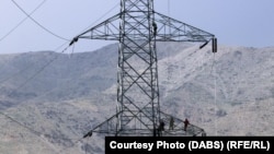 د بریښنا شرکت کارکوونکي د بریښنا د لېږد پر یوه ستن د کار پرمهال (آرشیف)