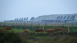 24-nji fewralda Gresiýanyň Krit adasyndaky portda USS Gerald R. Ford gämisiniň palubasyndaky uçarlaryň görnüşi.<br></br>Waşington häzirki wagtda 2003-nji ýyldaky Yrak urşundan bäri Ýakyn Gündogarda öz harby güýçleriniň iň uly toplumy hökmünde häsiýetlendirilýän güýçlerini jemleýär.<br><br>