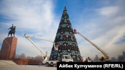 Установка новогодней елки в Бишкеке. 16 декабря 2016 года.