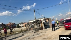 Kamioni i rrokullisur pas aksidentit afër Sllatinës. 