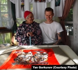 Ян Горкунов с бабушкой. Фото из семейного архива
