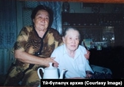 Раиса Кыдырбаева жана Кеңешбек Асаналиев.