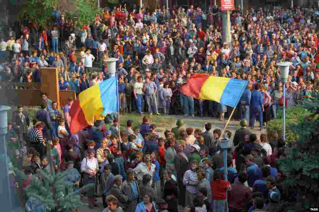 Приднестровьені Молдовадан бөлуге байланысты талас. Дубэсарь, 1 қазан 1991 жыл. - Приднестровьеге байланысты тайталас: бір топ оның тәуелсіздігін қолдады, екіншісі Молдовамен бірігуін жақтады. Дубэсарь, 1 қазан 1991 жыл.