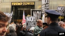 Протесты в Нью-Йорке у небоскреба Trump Tower после увольнения директора ФБР Джеймса Коми