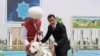 Заместитель премьер-министра Туркменистана Сердар Бердымухамедов, сын президента Гурбангулы Бердымухамедова, вручает медаль туркменской овчарке, известной в местном масштабе как алабай, во время празднования национального Дня туркменского скакуна и туркменской овчарки.