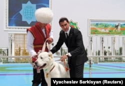 Turkmen President Serdar Berdymukhamedov with one of the Central Asian country's iconic alabai dogs. (file photo)