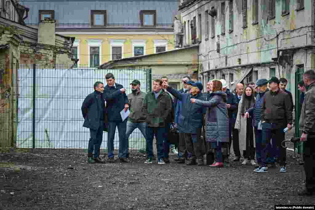 Бу урынга ракет та, дрон да төшәмәгән. Бу - Казанның тарихи үзәге. Күп биналарга төзекләндерү кирәк. Татарстан һәм Казан җитәкчелеге шуларны карап йөрде.