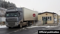 Вантажівка в'їжджає до Вірменії з Грузії через прикордонний пункт Ґоґаван у 2018 році