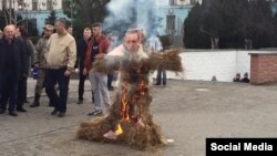 Спалення у Сімферополі опудала з фотографією президента Туреччини Реджепа Тайїпа Ердогана, 27 листопада 2015 року, окупований Росією Крим