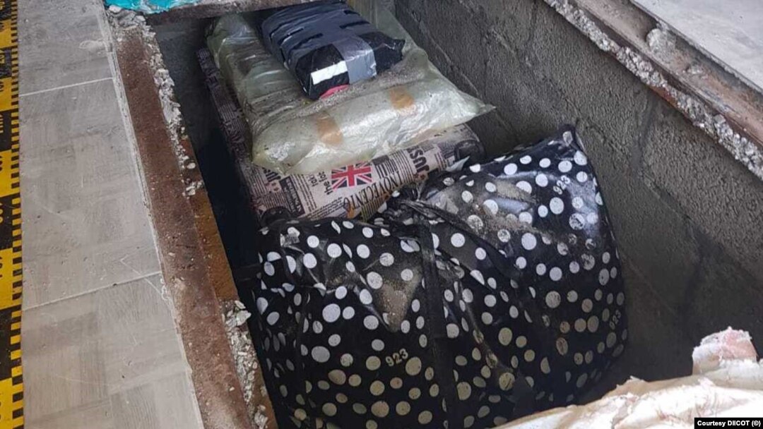 Gropa în care au fost găsite manuscrisele vechi de secole și lucrările rare furate dintr-un depozit din Feltham, de lângă Londra