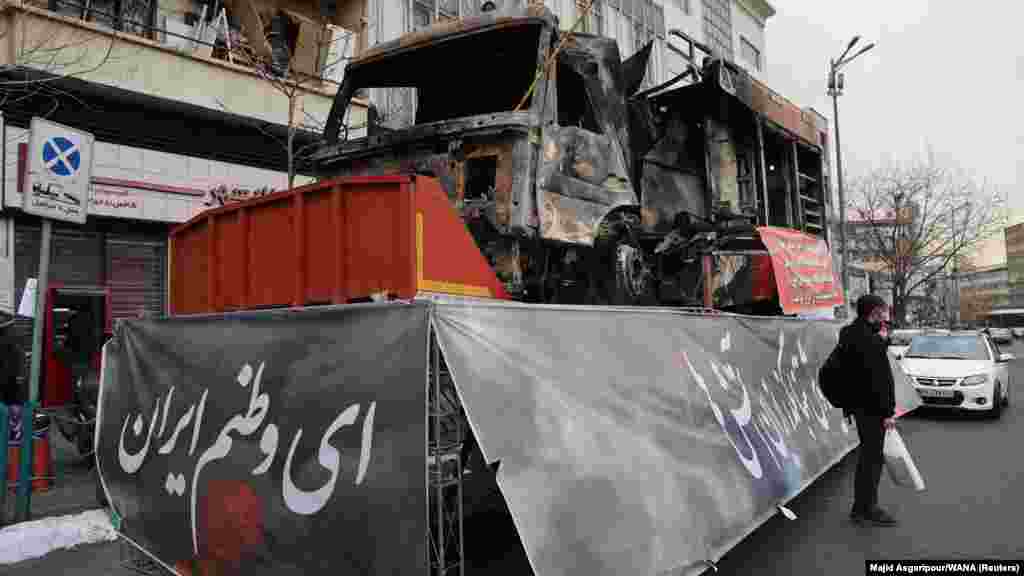 Vatrogasno vozilo koje je zapaljeno tokom nemira izloženo je u Teheranu. Transparent na perzijskom jeziku postavljen oko vozila glasi: "Irane, o moja domovino."Masovni nemiri započeli su u Teheranu 28. decembra, usljed kolapsa vrijednosti iranske valute, uz istovremeni nagli rast inflacije.